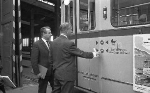 Versuchsweise Inbetriebnahme eines schaffnerlosen Straßenbahnzugs der AVG.