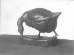 Laufende Gans & Grasende Gans : Grasende Gans. Bronze (vor 1945; E. Richter). Dresden-Südvorstadt, Eisenstuckstraße, Atelier der Künstlerin