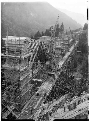 Lehrgerüst zwischen den im Bau befindlichen Pfeilern