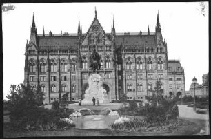 Budapest. Parlament (1896). Südseite mit Andrássy-Denkmal (1906) : Budapest. Parlament (1885-1904; Imre Steindl, Eröffnung 1896). Ansicht der Südseite mit Reiterstandbild Gyula Andrássy (1906; György Zala)