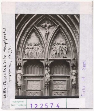 Wien: Minoritenkirche, Hauptportal, Kreuzigung