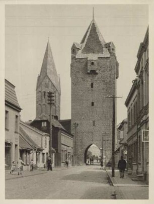 Barth an der Ostsee. Dammtor und Pfarrkirche : Barth. Dammtor und Turm der frühgotischen Pfarrkirche St.-Marien