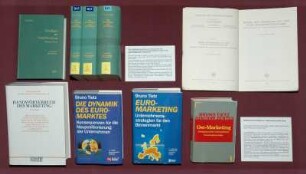 Ausstellungsvitrine zum Leben und Schaffen von Prof. Dr. Bruno Tietz (1933-1995; Professor für Betriebswirtschafts- und Handelslehre an der Universität des Saarlandes) mit Werken zum Marketing : Dresden-Südvorstadt, Zellescher Weg 17, Bereichsbibliothek DrePunct der SLUB Dresden. Ausstellungsvitrine zum Leben und Schaffen von Prof. Dr. Bruno Tietz (1933-1995; Professor für Betriebswirtschafts- und Handelslehre an der Universität des Saarlandes) mit Werken zum Marketing