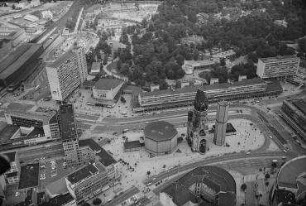 Luftaufnahme, Blick von Süd-Westen auf den Breitscheidplatz. Berlin-Charlottenburg, Budapester Straße, Tauentzienstraße