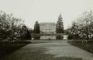 Brühl, Schloß Augustusburg : Brühl, Schloß Augustusburg (1725 begonnen; J. C. Schlaun, 1728-1740; F. de Cuvilliés der Ältere). Gartenfront über den Teich