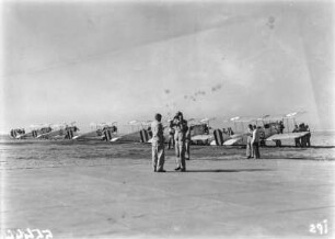 Flugplatz von Pretoria : Expeditionsteilnehmer auf dem Flugplatz von Pretoria. Im Hintergrund Flugzeuge