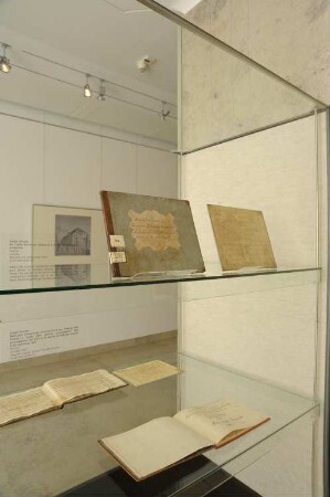 Ausstellungsvitrine mit Musikalien