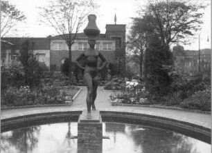 Die Nubierin : Die Nubierin. Brunnenbecken mit Statue einer afrikanischen Wasserträgerin. Bronze, Bernhard Sopher, 1925. 1928 in dem Gartenparterre Rheingärtchen südlich der Düsseldorfer Rheinterrasse aufgestellt