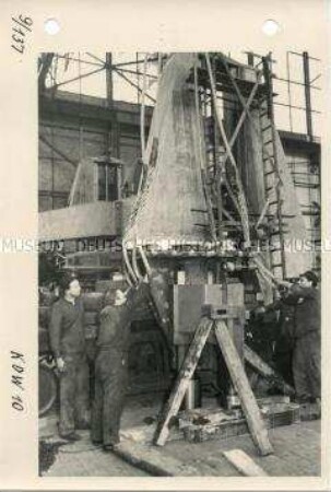 Montage eines Großdrehwerks im VEB Bergmann-Borsig
