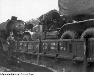 Deutschland . Truppenübungsplatz Klietz. Nationale Volksarmee - Landstreitkräfte. Truppenverlegung per Eisenbahnmarsch. Dampflokomotive der Baureihe 41 und erster Flachwagen eines Militärzuges