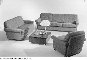 Couchtisch : Sitzgruppe (1972; Sächsische Sitzmöbelwerkstätten Waldheim) und Couchtisch mit Tischlampe