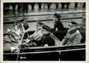 Adolf Hitler auf dem Weg zur Automobilausstellung in Berlin
