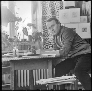 Maler Harald Hakenbeck in seinem Atelier Januar 1969. SW-Foto © Kurt Schwarz.