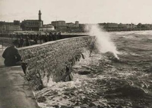 Warnemünde. Mecklenburg. Blick auf die Stadt von der Mole aus gesehen. Raue See bei Windstärke 6