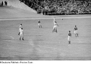 Blick auf das Spielfeld des Walter-Ulbricht-Stadions während eines Fußballspiels