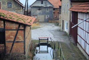 Wasserlauf mit Schieber, zwei anliegende Bauernhöfe