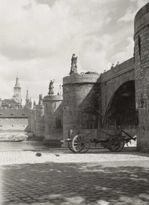 Würzburg. Alte Mainbrücke (1473/1550). Teilansicht vom linken Ufer unterhalb der Brücke