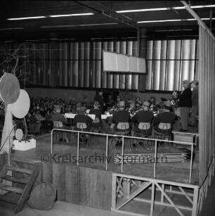 Hoch- und Deutschmeister - k.u.k. Wiener Regimentskapelle: Stormarnhalle: Bühne mit Musikern und Dirigent Julius Herrmann: darüber Schild: hinten links Publikum: 25. März 1974