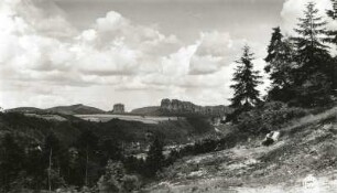 Sächsische Schweiz. Elbtal mit (Bad Schandau-)Postelwitz gegen Hohe Liebe und Schrammsteine. Blick von der Berthelthöhe nach Osten