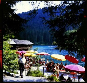 Flims: Strandrestaurant mit bunten Schirmen am See