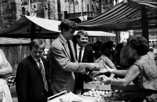 Freiburg: [Studenten am Marktstand, Münsterplatz]