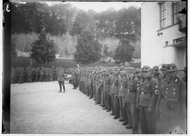 Arbeitsdienst in Sigmaringen; Gruppe von Uniformierten vor der Sigmaringer Stadthalle