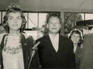 Willy Brandt auf einer Messe (?)