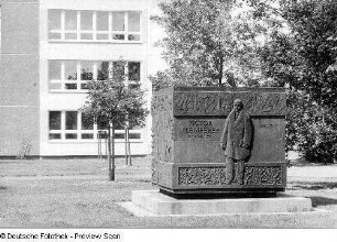 Denkmal, vermutlich im Universitätsgelände, für den Romanisten Victor Klemperer, der von 1948 bis 1960 an der Universität lehrte
