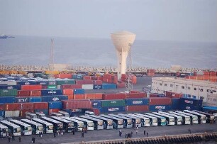 Tripolis - Hafen und Stadt : Containerhafen in Tripolis, Libyen, vorn wartenden Busse für ein Kreuzfahrtschiff, aufgenommen 2006