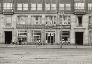 Dresden-Altstadt, Ernst-Thälmann-Straße (heute Wilsdruffer Straße) 11. Wohn- und Geschäftshaus (1958-1961; H. Schneider, H. Terpitz, H. Mersiowsky, M. Arlt) mit Gemüseladen "frutti" und Friseursalon "figaro". Blick über die Straße
