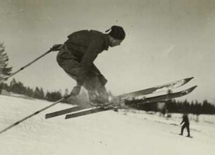 Skilauf im Erzgebirge. Drehungssprung mit zwei Stöcken