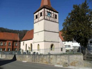 Ansicht von Südosten mit Kirche (Kirchturm als Chorturm mit Turmchor - Glockenstube in Fachwerk ausgeführt) in Kirchhof-26032012bet--