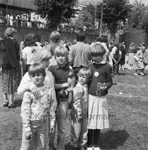 Kindervogelschießen: Exer: vor Stormarnhalle: Gruppe von fünf Kindern: hinten Schießplatz, Zuschauer: hinten links Stormarnhalle, 23. Juni 1981