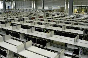Freihandbereich : Sächsische Landesbibliothek - Staats- und Universitätsbibliothek Dresden, Bereichsbibliothek DrePunct. Leere Regale im Freihandbereich