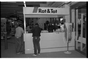 Stinnes BauMarkt: Hamburger Straße: Eröffnung: Verkaufshalle: Informationsstand mit Kaffeeautomat, Mitarbeiter: rechts Eingangstür: hinten links Warengang