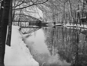 Leipzig. Pleiße mit Eisenbahnbrücke : Leipzig. Pleiße mit Eisenbahnbrücke unterhalb des Gasthauses "Wassergott". Blick flussab nach Norden