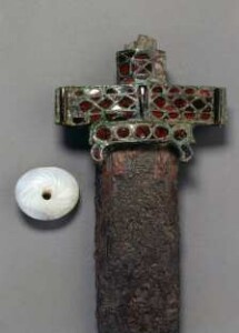 Zweischneidiges Schwert mit Chalcedonperle