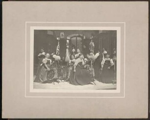 Spinnerinnen in Tracht.
