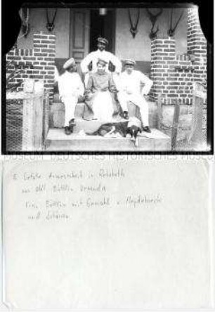 Offiziere der Schutztruppe für Deutsch-Südwestafrika und Ehefrau in Uniform auf der Veranda eines Wohnhauses in Rehoboth