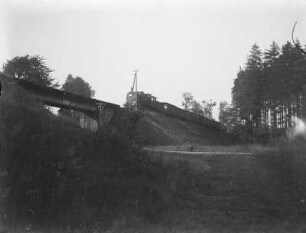 Geringswalde, Zug in den Arraser Neiden : Geringswalde. Zug in den Arraser Neiden in einem Waldgebiet an einer Bahnbrücke