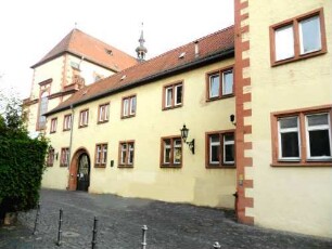 Stadtbild-Jesuitenkolleg (1620-30) - Ansicht von Südwesten über Traufseite in Übersicht mit Jesuitenkirche im Westen