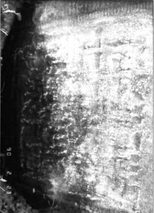 Grabstein 414 (Index: 100115654) Material: Sandstein Zustand: teilweise stark verwittert mit Textverlust Maße HxBxT: 81x56x14 cm Beschreibung: Stele mit eingezogenem Rundbogenabschluß, eingetieftes Schriftfeld Symbolik: Blüte: Grabstein 414B (Detailaufnahme)