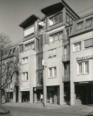 Dresden-Strehlen, Lockwitzer Straße 23. Büro- und Geschäftshaus (1993/1994). Mittlerer Teil mit Treppenhaus von Süden