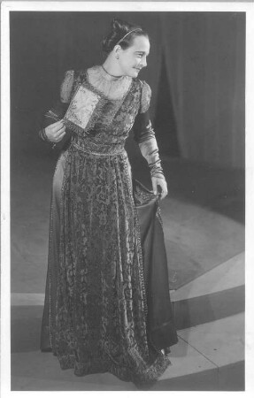 Antonia Dietrich in "Viel Lärm um nichts" von W. Shakespeare in der Inszenierung von G. Kiesau. Fotografie (Weltpostkarte) von Reinhard Berger. Schauspielhaus Dresden, 21.09.1940