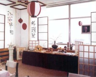 Kraszewski-Zimmer : Dresden-Altstadt, Prager Straße 17. Großgaststätte "International". Kraszewski-Zimmer mit japanischen Schriftzeichen "Frieden" und "Restaurant" und Anrichte während der Sonderveranstaltung "Japan"