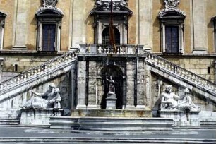 Palazzo Senatorio / Senatorenpalast — Freitreppe