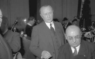 Freiburg: Straßenbahnhalle Urachstraße; Bundeskanzler Dr. Adenauer und Staatspräsident Wohleb