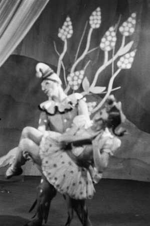 Szenenbilder aus dem Ballett "Kindertraum" von G. Bizet mit H. v. Kusserow, N. Vesca, M. Piel, Staatsoper 05.02.1952