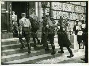 Die nationalsozialistischen Abgeordneten auf dem Weg zur Eröffnung des Reichstags