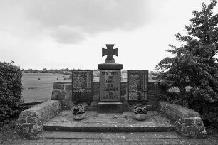 Friedhof: Portal und Gefallenendenkmal (Gefallenendenkmal , Friedhofsportal); Grebenhain, Hofweg 25